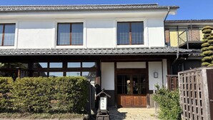 A traditional Japanese building with a tiled roof, wooden beams, and a wooden gate. - Spa & Hotel La Fontaine Suwa (Ueda)