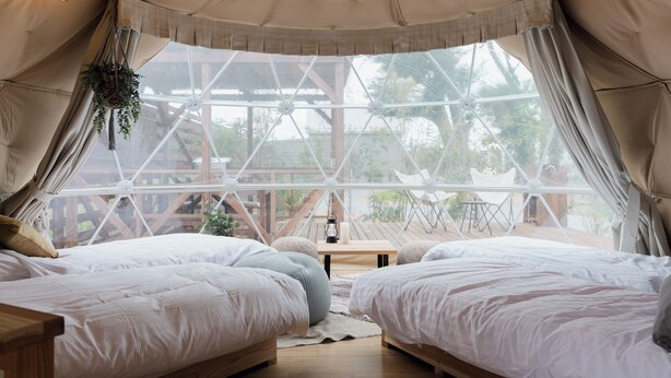 A tented accommodation with two beds, a hanging plant, and a view of the outdoors. - Glanta Glamping Village (Sanda)