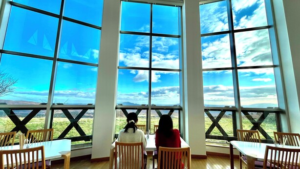 A room with large windows, wooden chairs, and a table. - Orando no Nikai (Aridagawa)