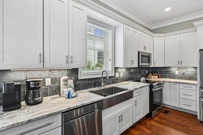Fridge, microwave, oven, stovetop - Impressive Game Room, Pool, Steps to Beach, Great Location, Free Golf (Hilton Head Island)