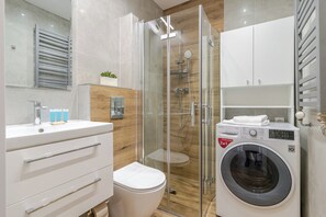 Shower, hair dryer, towels - Gliwice Homely Apartment (Gliwice)