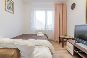 1 chambre, fer et planche à repasser, draps fournis