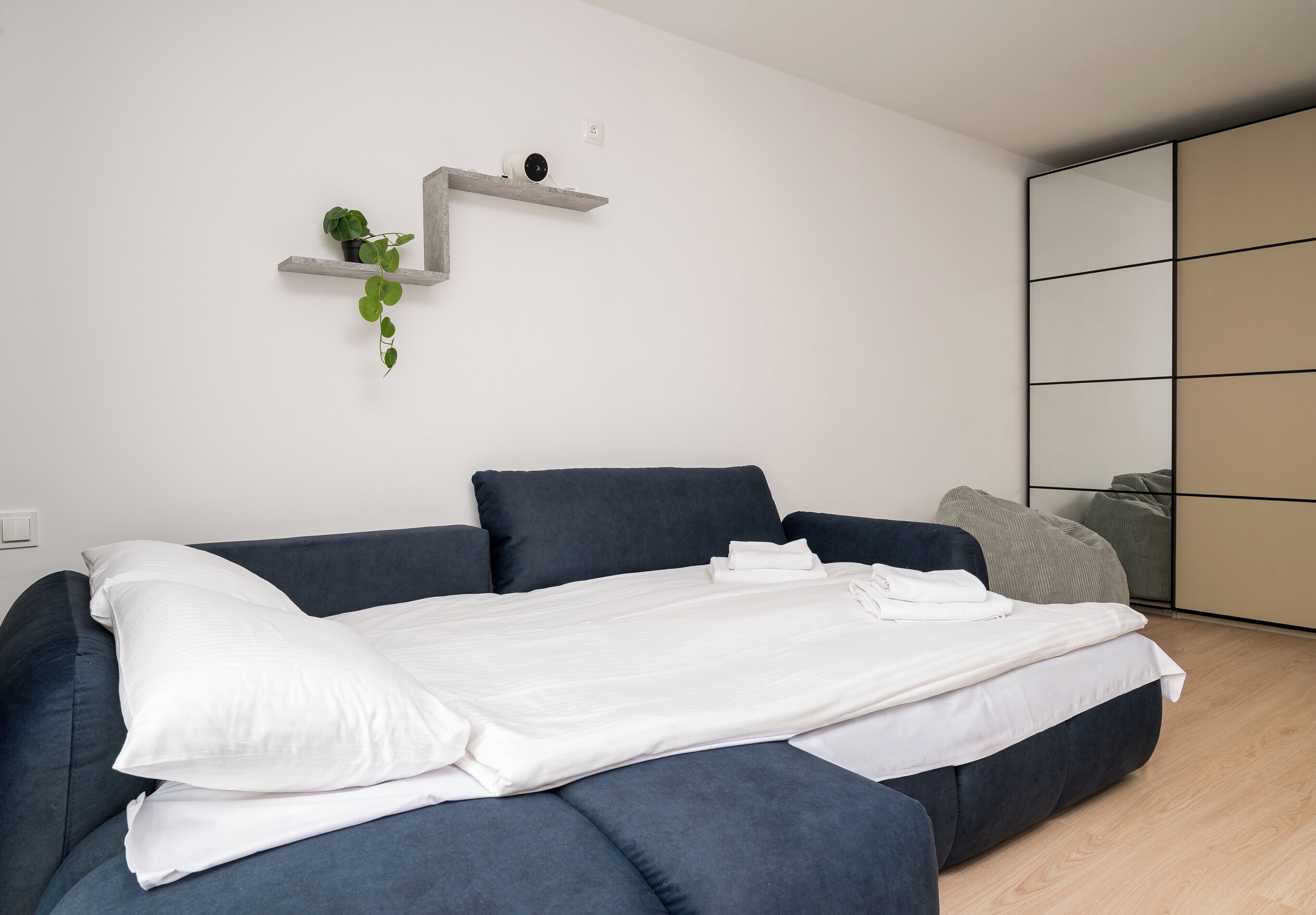 Iron/ironing board, WiFi, bed sheets