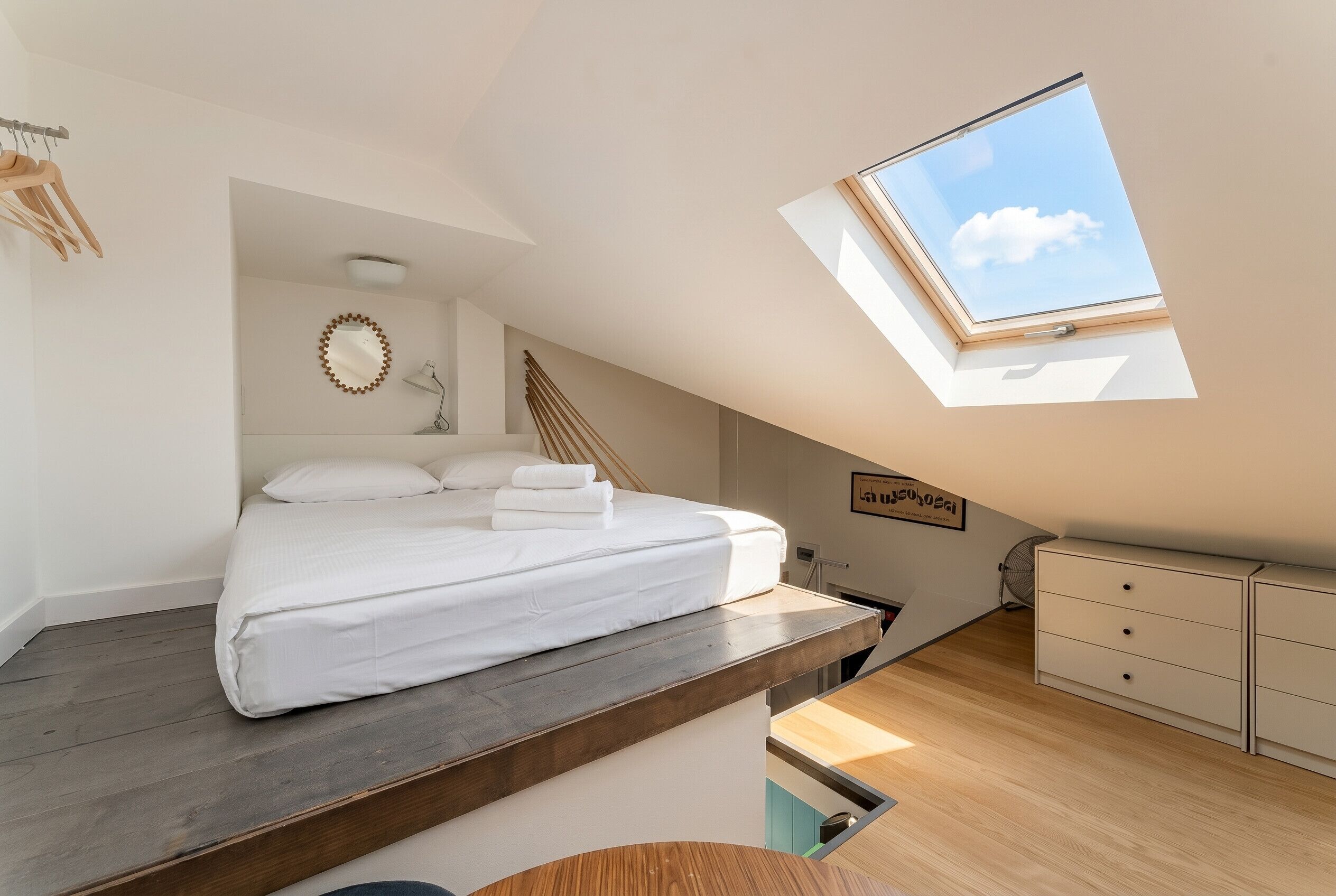Een strijkplank/strijkijzer, wifi, beddengoed