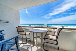Outdoor dining - Gulf Front-Heart of Destin-Lots of Amenities! Sundestin 209 (Destin)