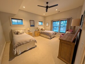 5 bedrooms, iron/ironing board, Internet, bed sheets - Quiet, private East Hampton home with pool close to Round Swamp (East Hampton)