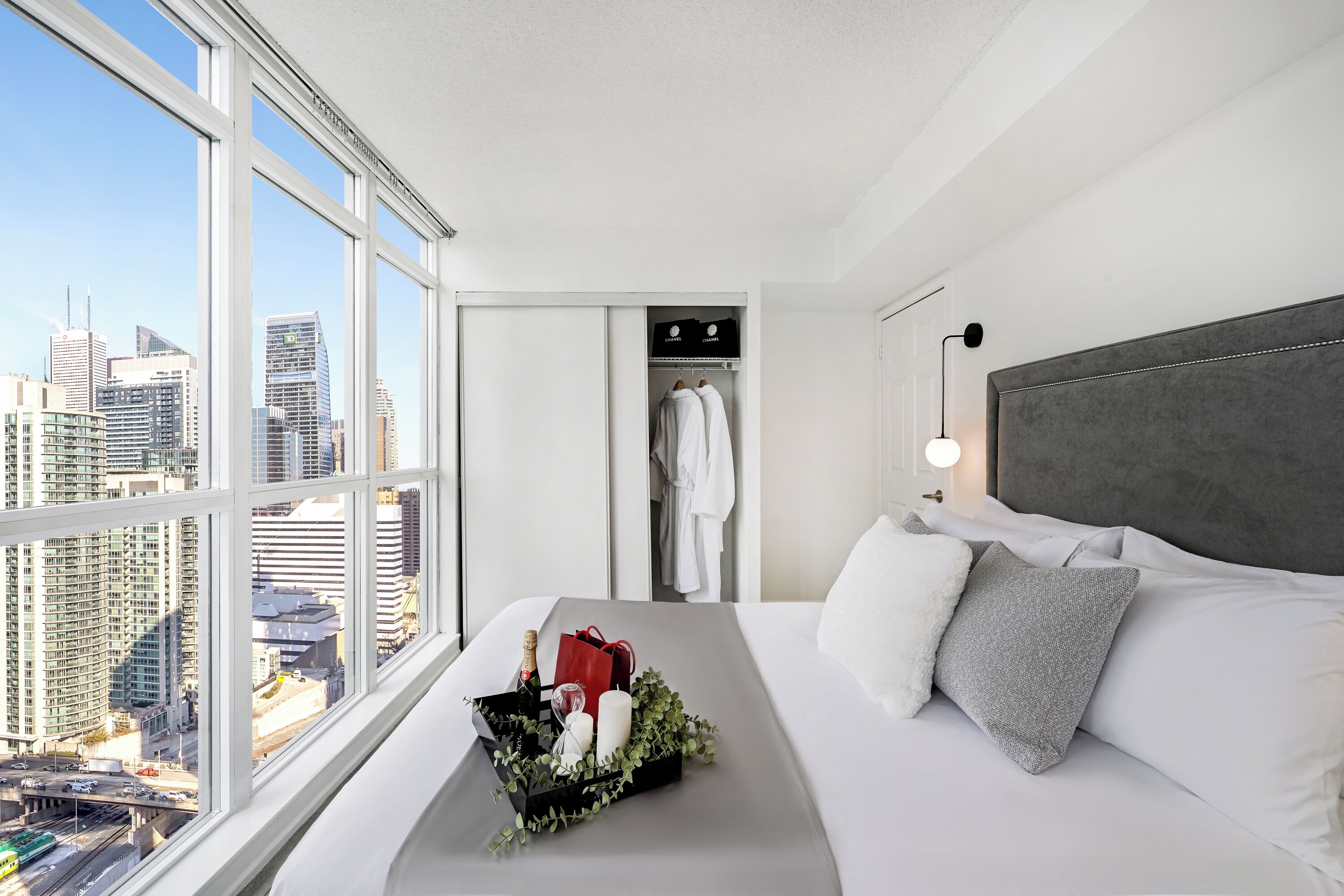 Luxury Suite, 1 Queen Bed, Balcony, City View