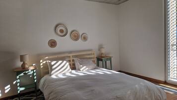 4 habitaciones, escritorio, tabla de planchar con plancha y wifi