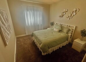 4 habitaciones, tabla de planchar con plancha, wifi y ropa de cama 