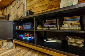 Een boekenplank vol boeken en een Star Wars speelgoed.