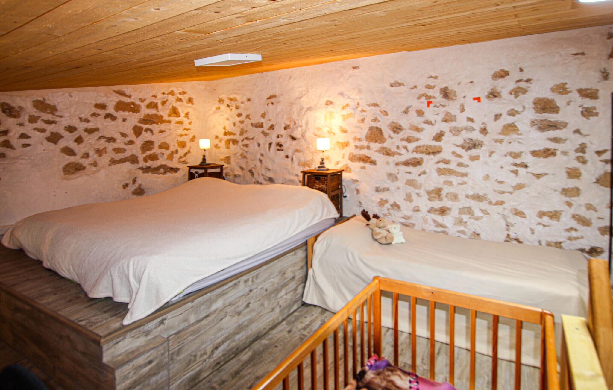 1 habitación, tabla de planchar con plancha y cuna de viaje 