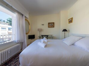 2 habitaciones, tabla de planchar con plancha y ropa de cama 