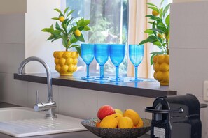 Fridge, microwave, oven, dishwasher - Bright 2-Bedroom Apartment – Close to La Croisette & City Centre (Cannes)