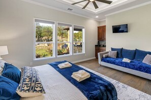 5 bedrooms, iron/ironing board, WiFi, bed sheets