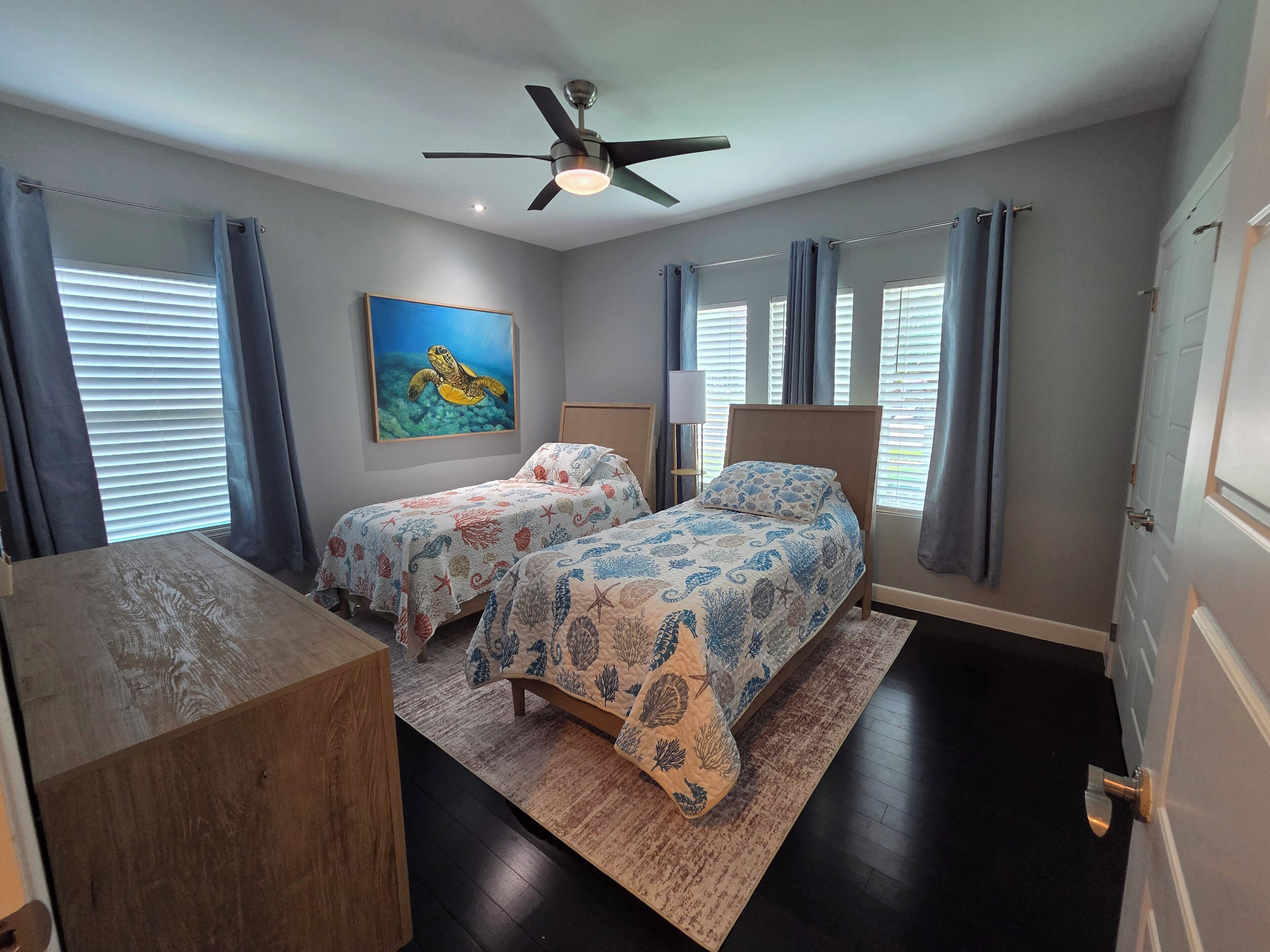 3 habitaciones, escritorio, tabla de planchar con plancha y wifi gratis 
