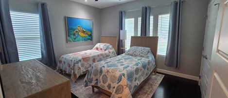 3 habitaciones, escritorio, tabla de planchar con plancha y wifi gratis