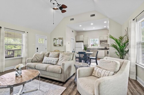 Lovely 1-bedroom house in charming Old Mandeville close to the lakefront!