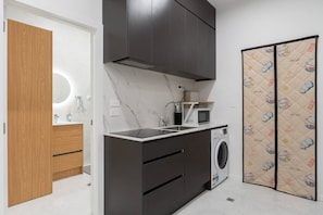 Fridge, microwave, stovetop, toaster - Central Modern Apartment - Easy Access Location (Auckland Central)