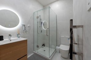 Shower, hair dryer - Central Modern Apartment - Easy Access Location (Auckland Central)