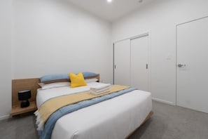 Desk, free WiFi, bed sheets - Central Modern Apartment - Easy Access Location (Auckland Central)