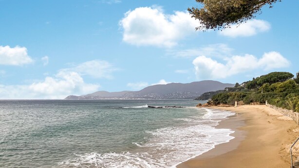 A coastal beach with waves, a clear sky, and distant mountains. - Appt proche plage et St-Tropez (Grimaud)
