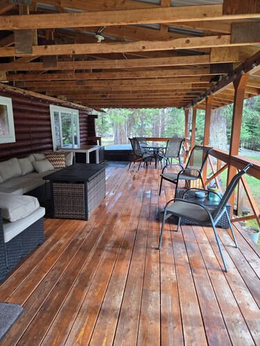 Authentic Log Cabin + Bunkhouse and Hot Tub in Seeley Lake - Sleeps 12