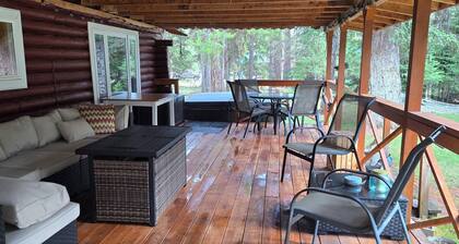 Authentic Log Cabin + Bunkhouse and Hot Tub in Seeley Lake - Sleeps 12
