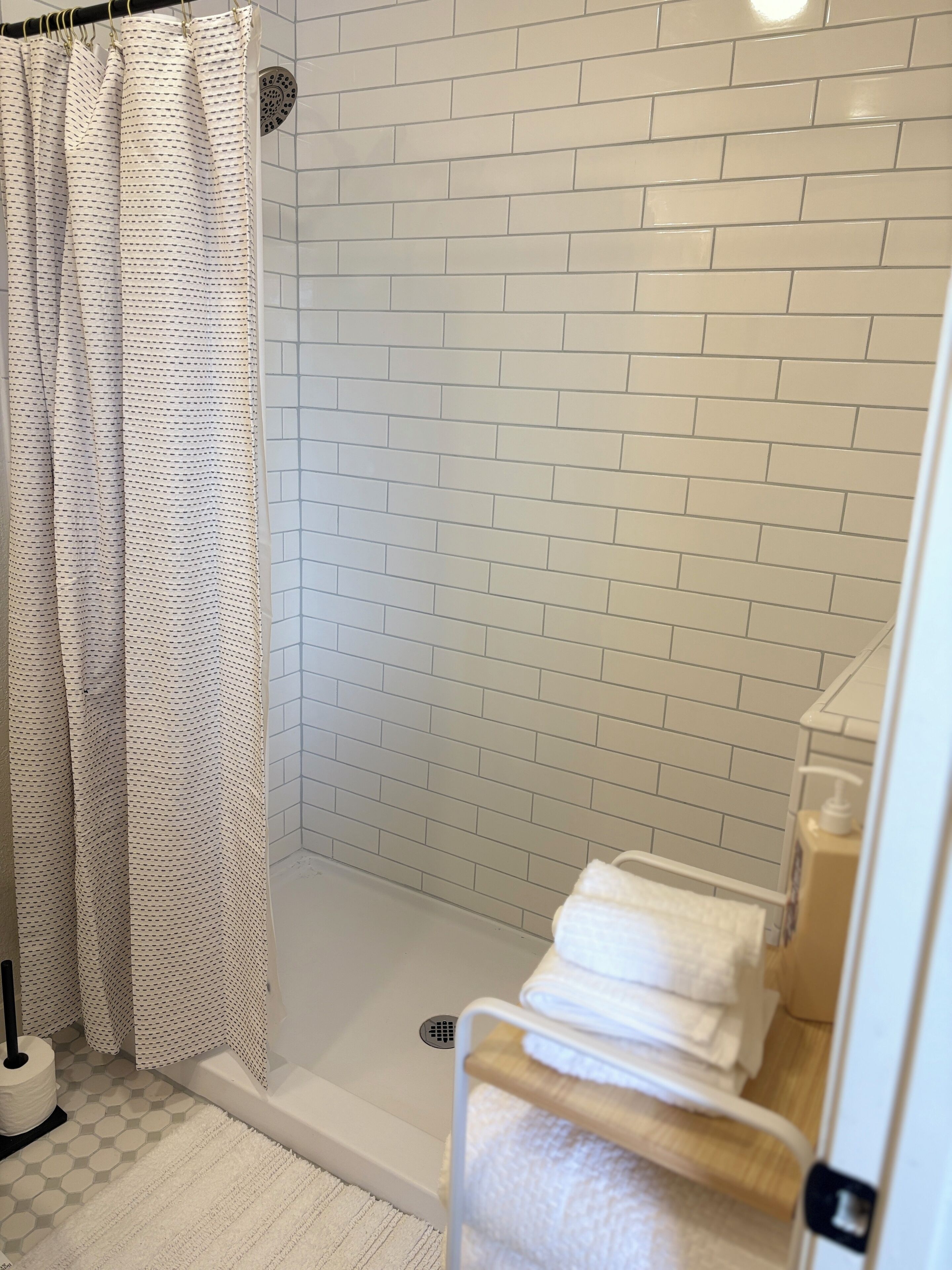 ヘアドライヤー、タオル、石鹸、トイレットペーパー