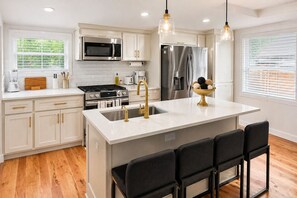 Microwave, oven, stovetop, dishwasher - Sammy's Place in Tulsa (Tulsa)