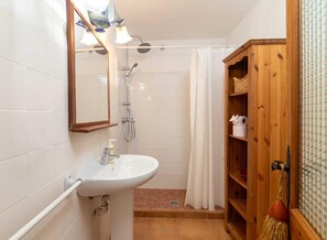 Shower, hair dryer, towels - Rural property with pool in Can Picafort (Can Picafort)