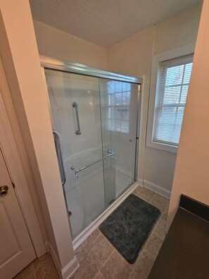 Bathroom - Cozy 2-bedroom townhome Conviently located next to Anderson University. (Anderson)