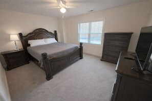 Room - Cozy 2-bedroom townhome Conviently located next to Anderson University. (Anderson)