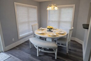 Dining - Cozy 2-bedroom townhome Conviently located next to Anderson University. (Anderson)