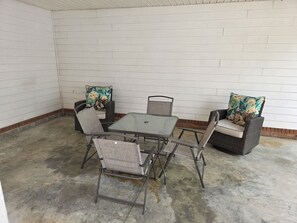 Outdoor dining - Cozy 2-bedroom townhome Conviently located next to Anderson University. (Anderson)