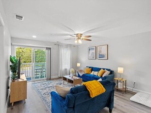 TV - 2BR 2BA Fort Jackson | Fast WiFi + Parking (Dentsville)