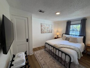 2 bedrooms, iron/ironing board, WiFi, bed sheets - 2BR Bungalow | Fire Pit + Near 5 Points + Prisma (Columbia)