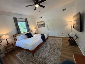 2 bedrooms, iron/ironing board, WiFi, bed sheets - 2BR Bungalow | Fire Pit + Near 5 Points + Prisma (Columbia)
