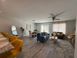 TV - 3BR 2.5BA Fort Jackson | Fast Wi-Fi + Parking (Dentsville)