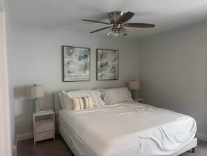 3 bedrooms, iron/ironing board, WiFi, bed sheets - 3BR 2.5BA Fort Jackson | Fast Wi-Fi + Parking (Dentsville)