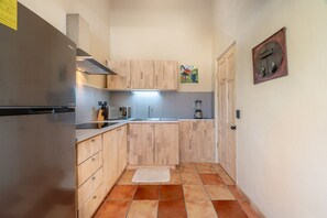 Refrigerador, microondas, parrilla de estufa y cafetera y tetera 