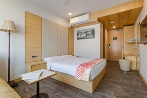 Room - Ginger Surat (Surat)