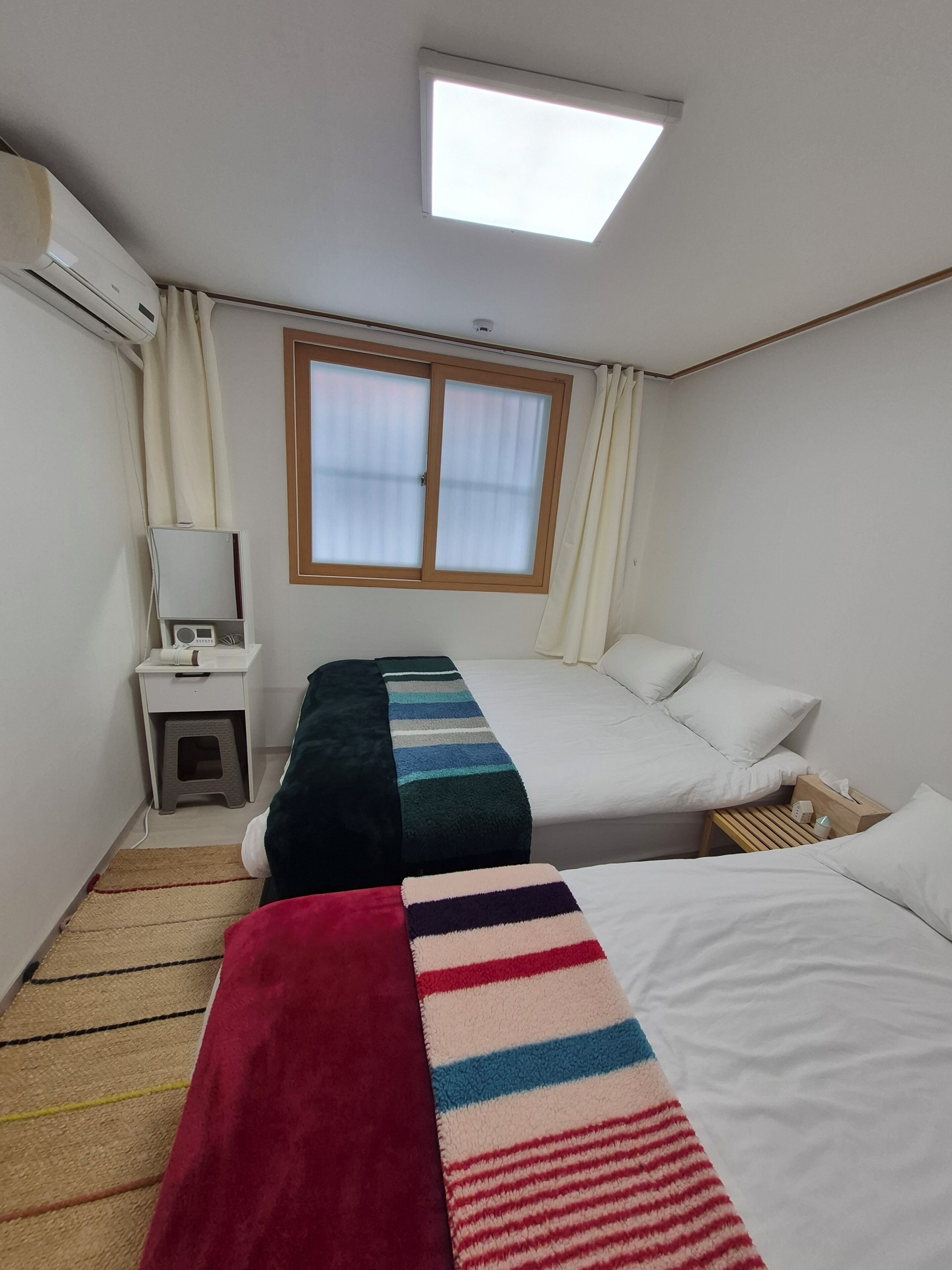 2 bedrooms, iron/ironing board, Internet, bed sheets