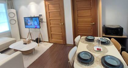 Jamsil, For family or 6 guests. 3 queen beds, 2 bathrooms. Subway Lines 2, 8, 9