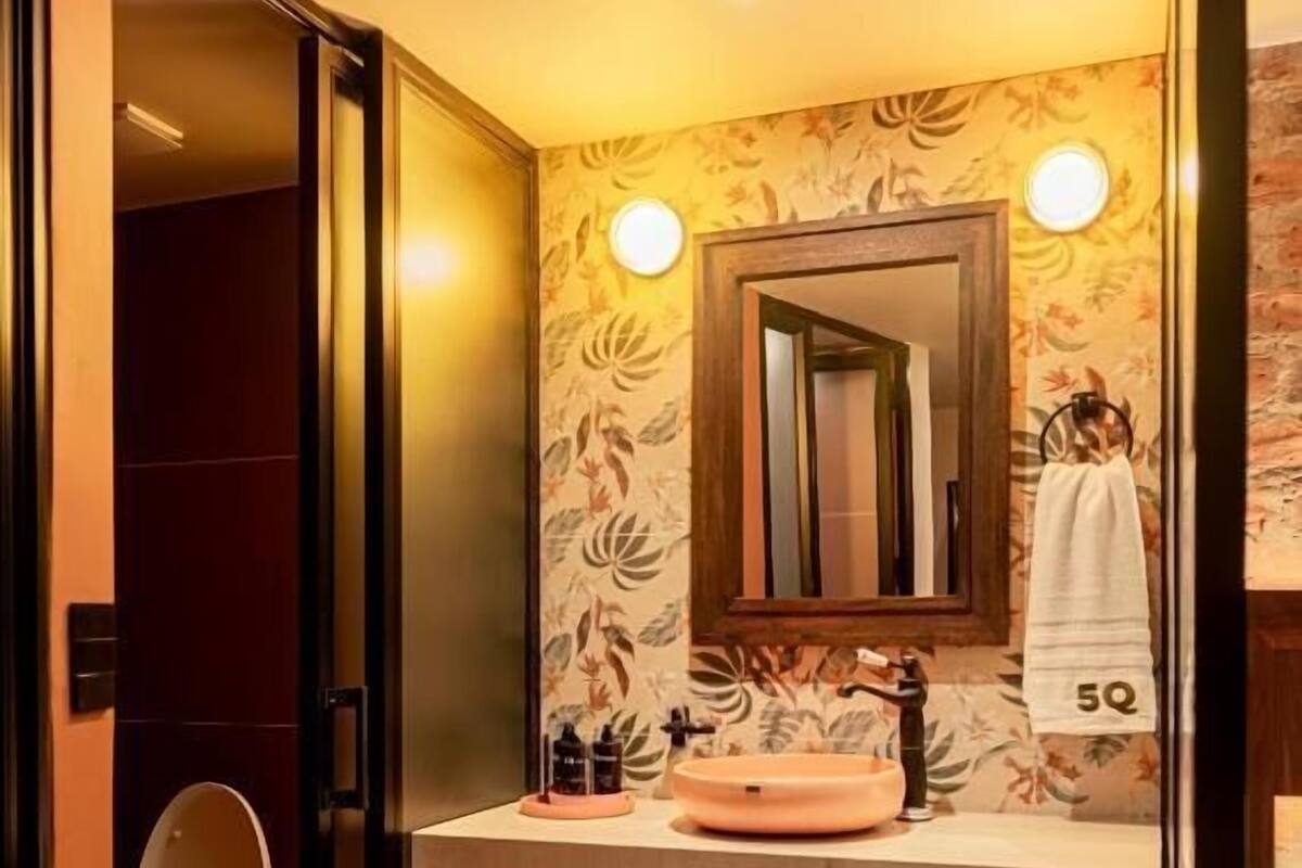Douche, sèche-cheveux, serviettes fournies, savon