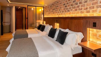 Quarto quádruplo, vista para a cidade | Roupas de cama antialérgicas, frigobar, cortinas blackout
