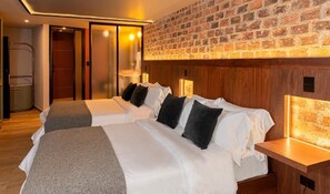 Kamar Quadruple, pemandangan kota | Tirai kedap cahaya, setrika/meja setrika, dan Wi-Fi gratis