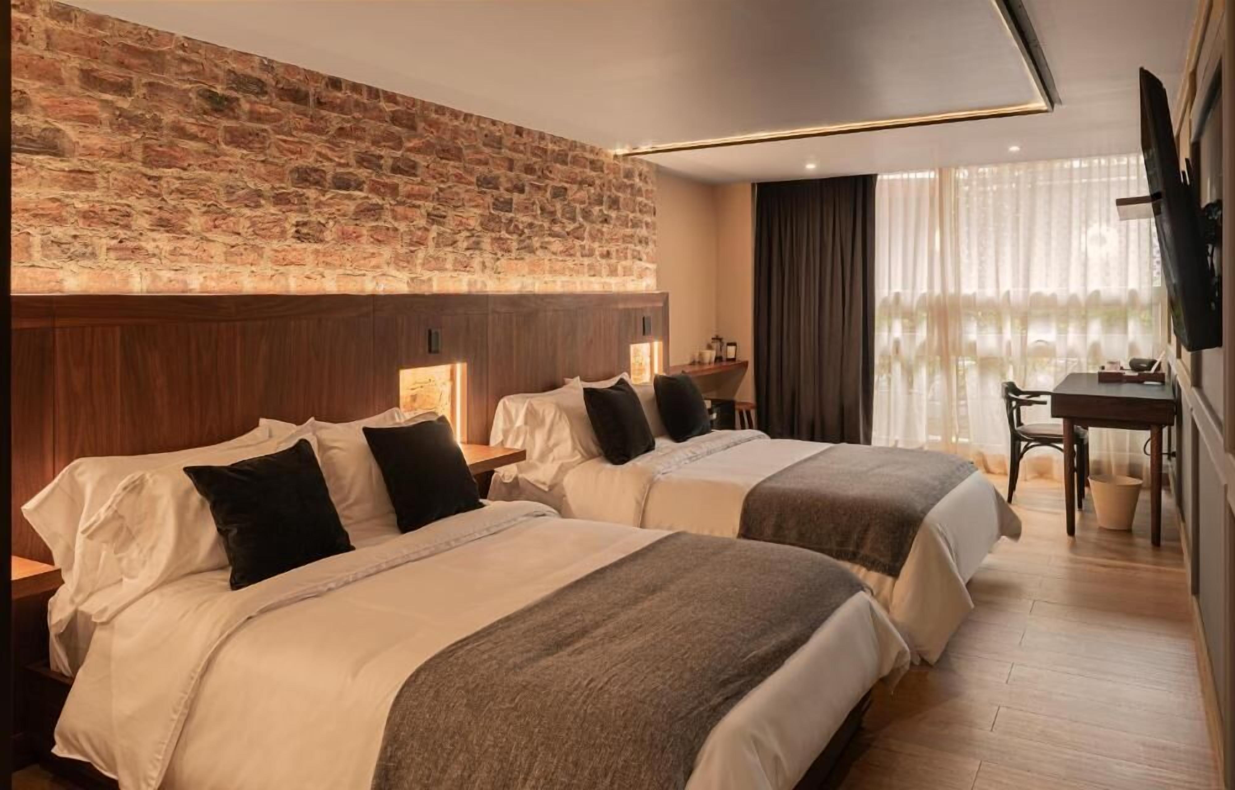 Chambre Quadruple, vue ville | Literie hypoallergénique, minibar, rideaux occultants