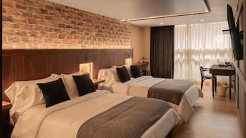 Habitación cuádruple, vistas a la ciudad | Ropa de cama hipoalergénica, minibar, cortinas opacas