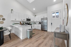 Fridge, microwave, oven, stovetop - 3 minute walk to downtown Chandler AZ (Chandler)