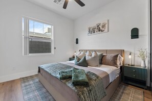 2 bedrooms, in-room safe, iron/ironing board, free WiFi - 3 minute walk to downtown Chandler AZ (Chandler)